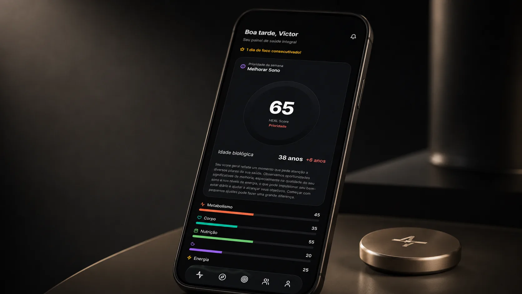 iPhone com o HealPro aberto ao lado de uma banda de monitoramento